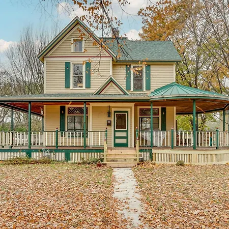 Eau Claire Retreat Close To Chippewa Riverfront!